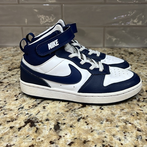 Boys Nike Shoes Size 2.5Y - Picture 3 of 6